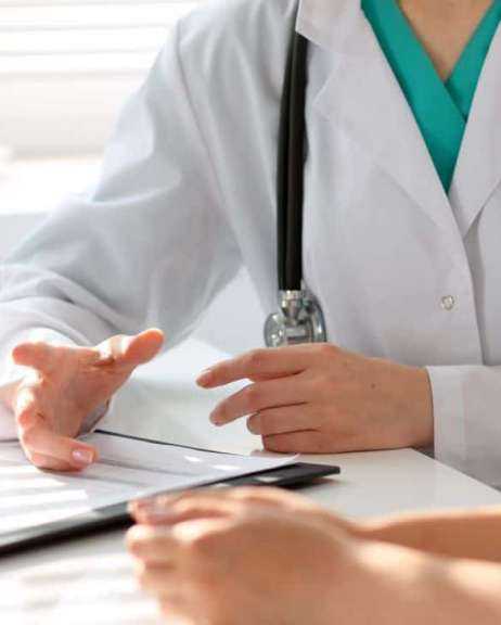 Врач консультирует пациента о действии препарата
